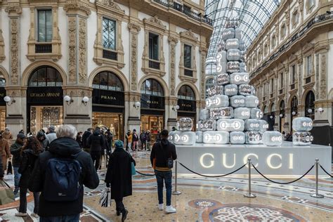 alberi gucci galleria milano|Milano, acceso l'albero di Natale firmato Gucci in Galleria Vittorio .